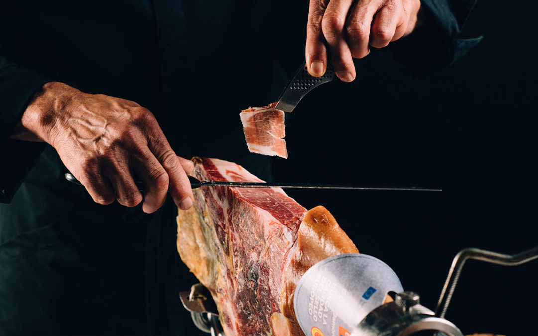 Cómo cortar un jamón en casa paso a paso (y quedar como un profesional en Nochebuena)